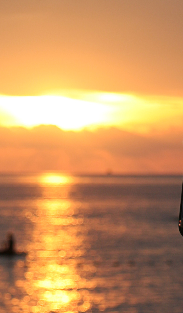 Фонарь на берегу моря