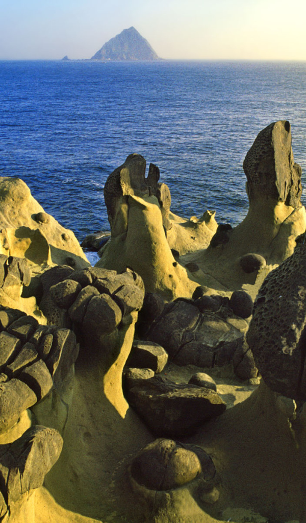 Остров в Филиппинском море