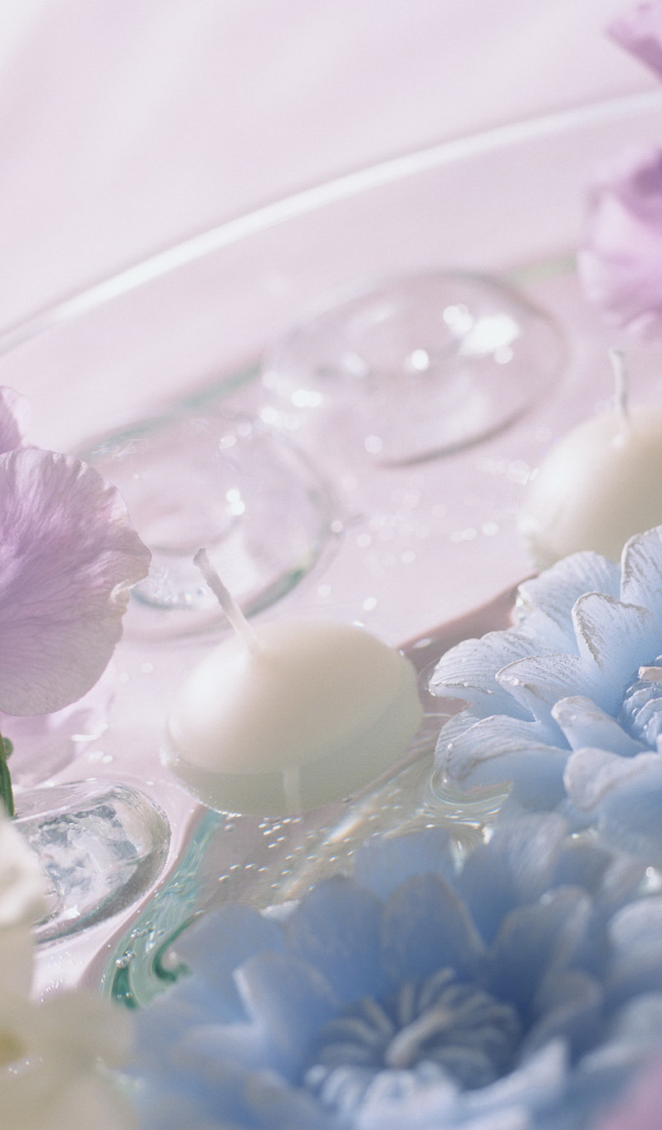 Композиция из цветов и свечей