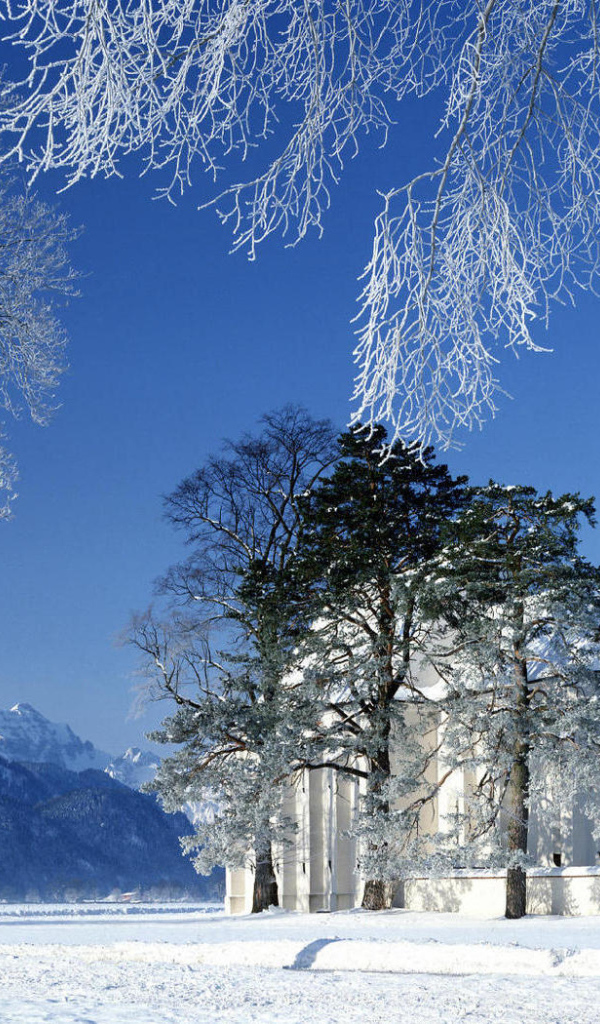 Церковь среди гор