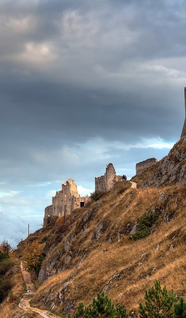 Развалины на холме