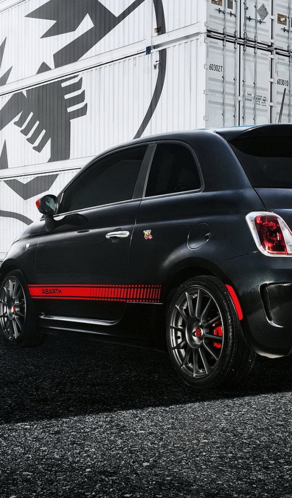 Черный Fiat-500 Abarth