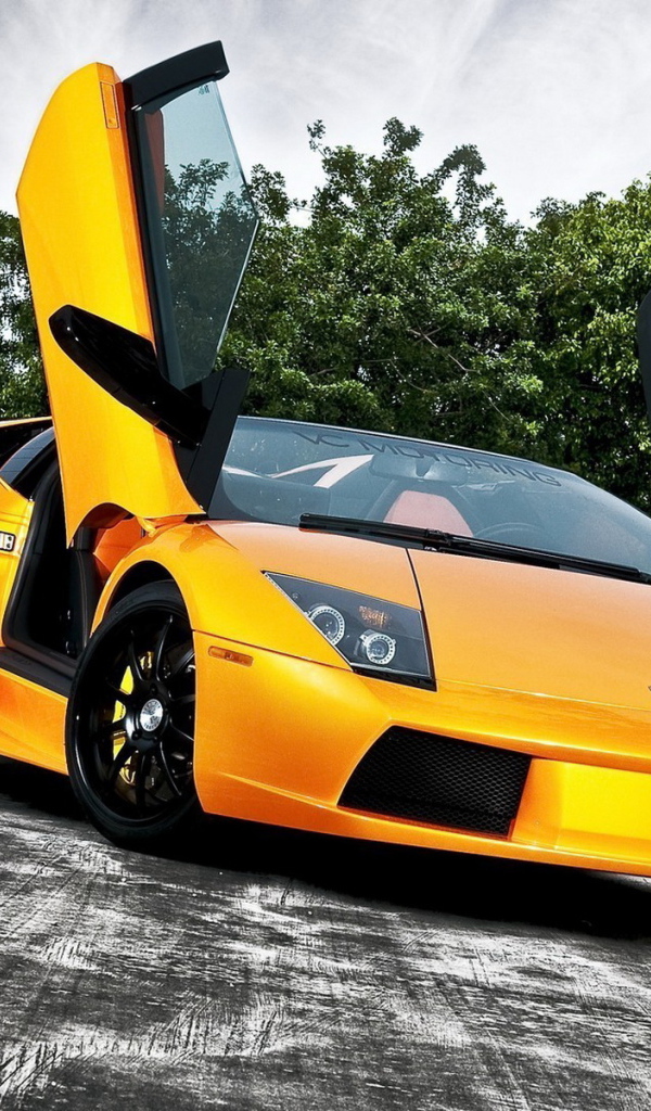 Желтый Lamborghini