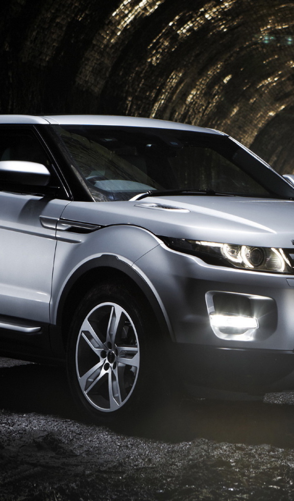 Range Rover Evoque в тоннеле
