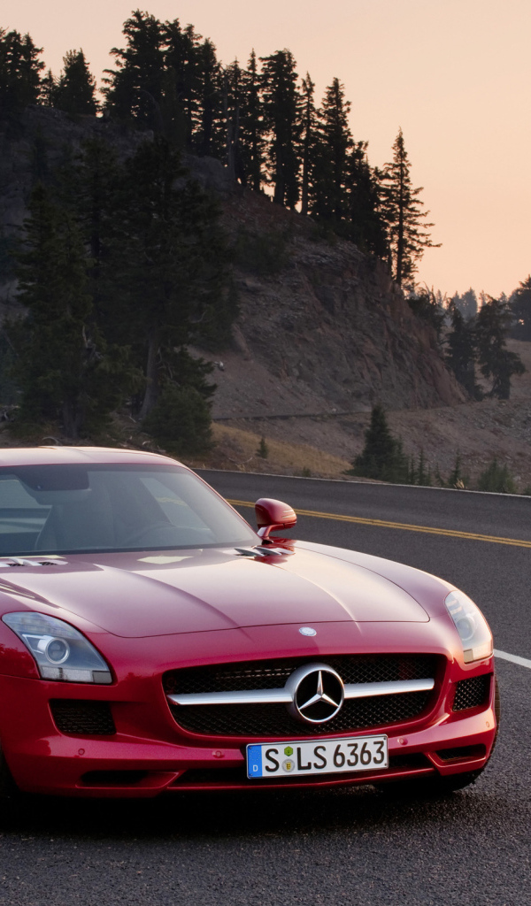 красный Mercedes Benz SLS AMG