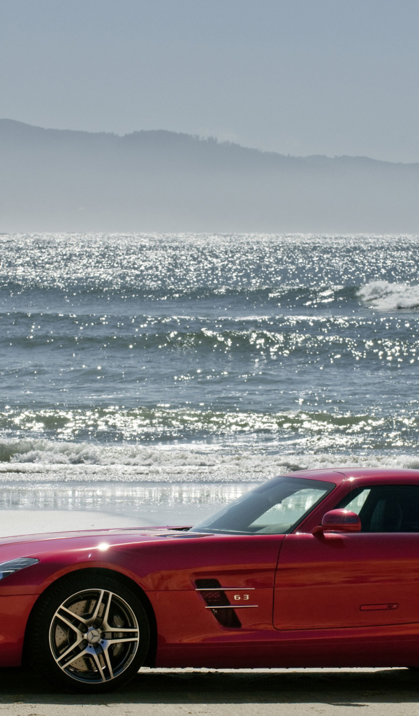Красный Мерседес на берегу моря