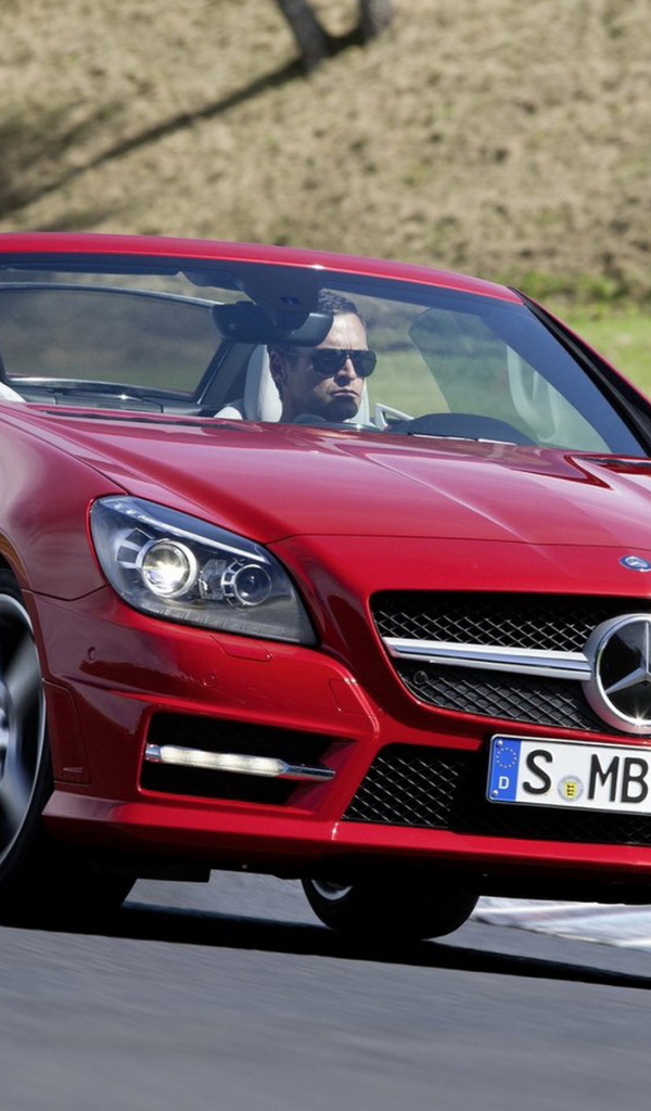 красный Mercedes-Benz