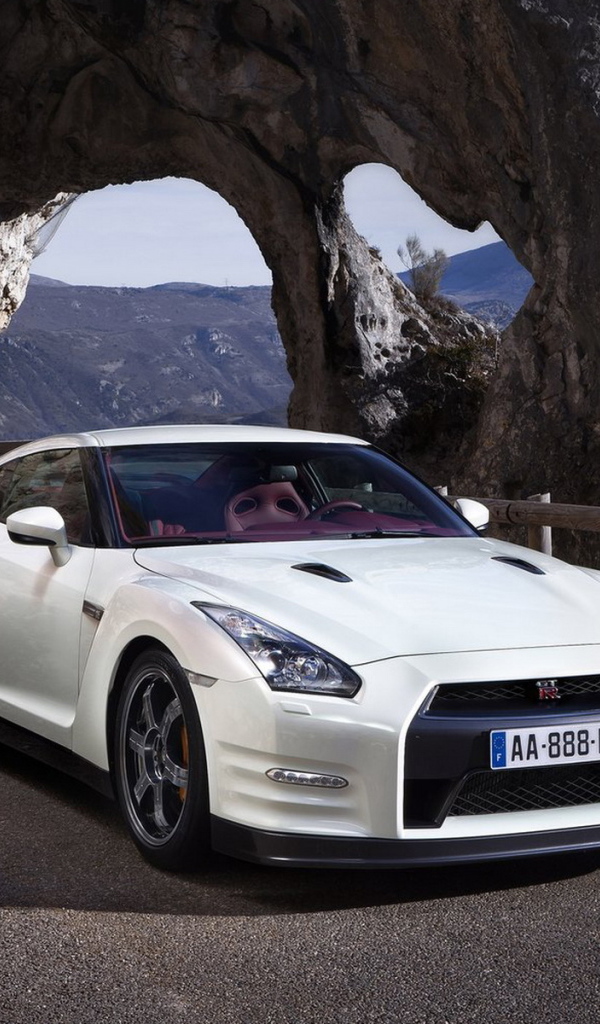 белый Nissan-GT-R