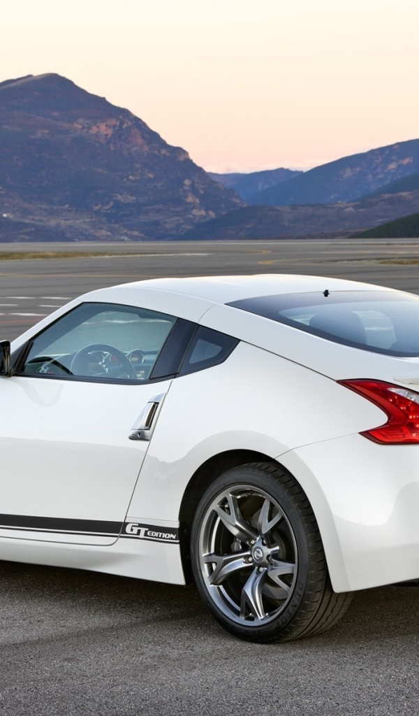 белый Nissan 370z GT