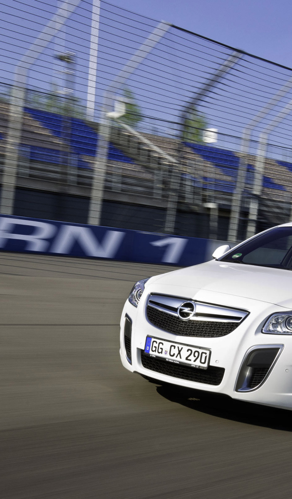 Opel Insignia на треке