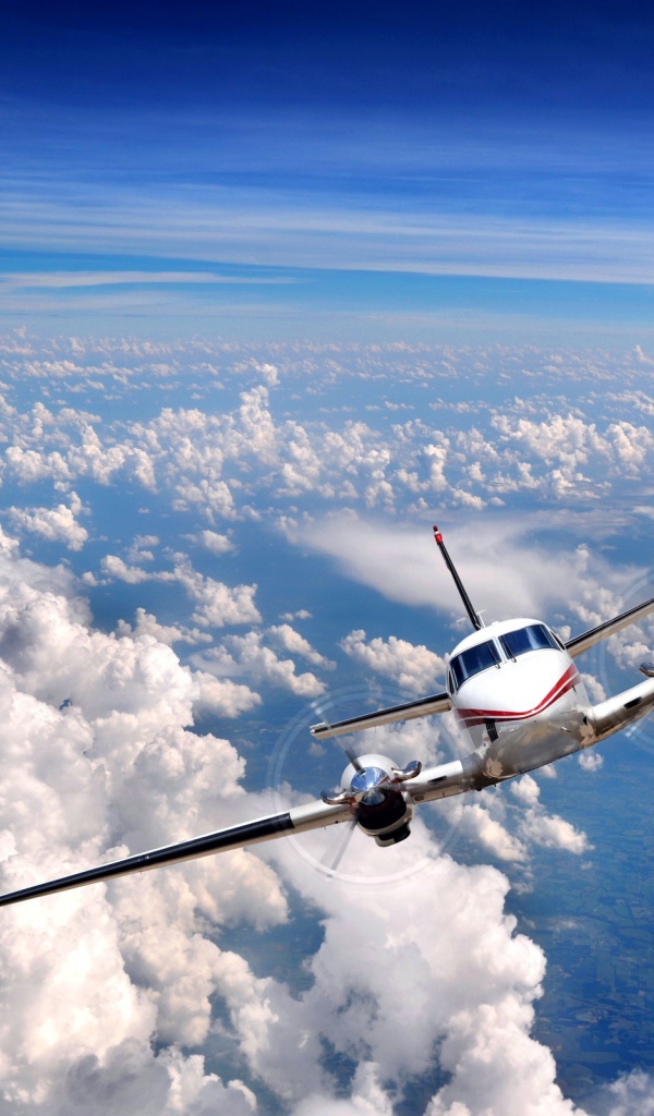 Самолет среди облаков