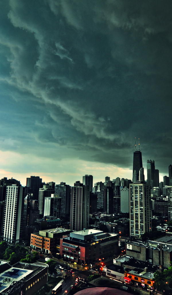 Страшные тучи над городом