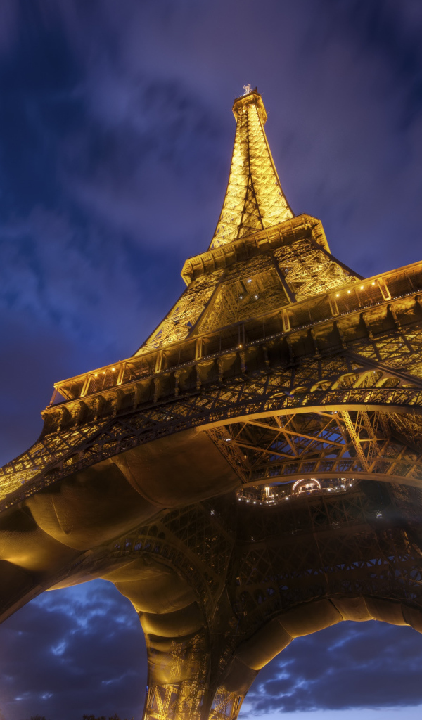 Под Эйфелевой башней