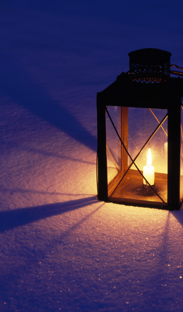 Фонарь на снегу