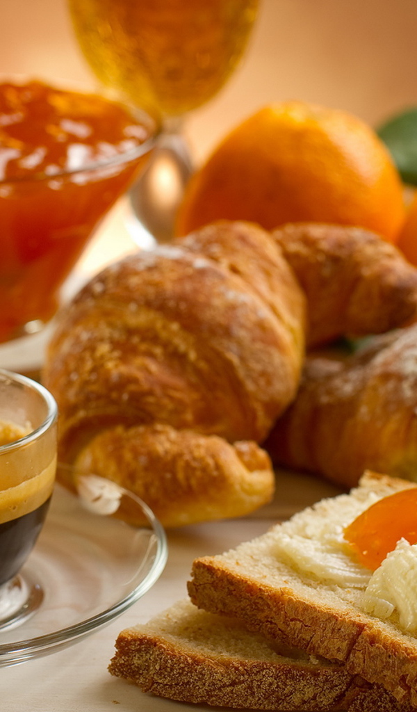 Кофе, джем и круассаны