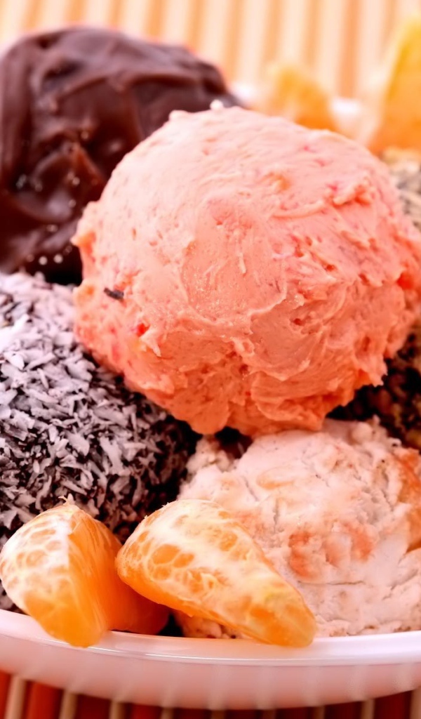 Мороженое и фрукты