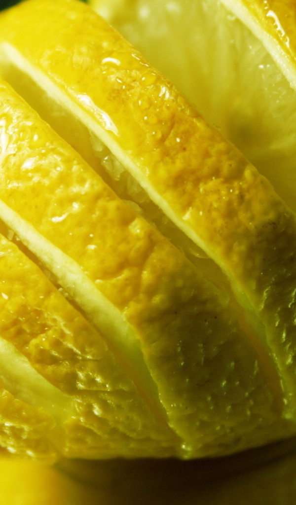 Разрезанный лимон