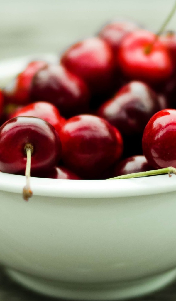 Тарелка с черешней