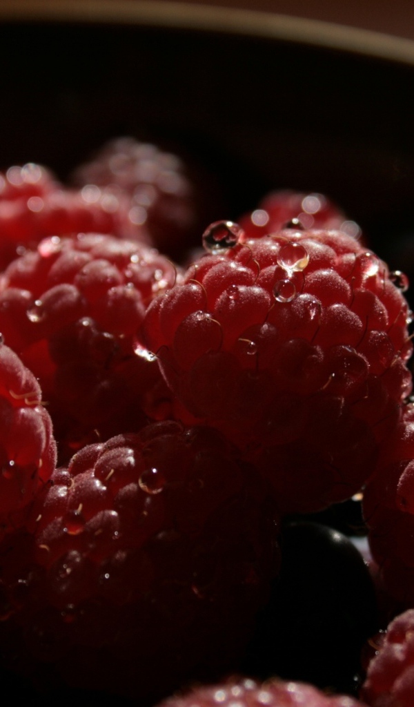 Малина в тарелке