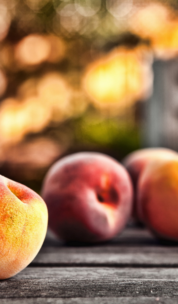 Разбросанные персики