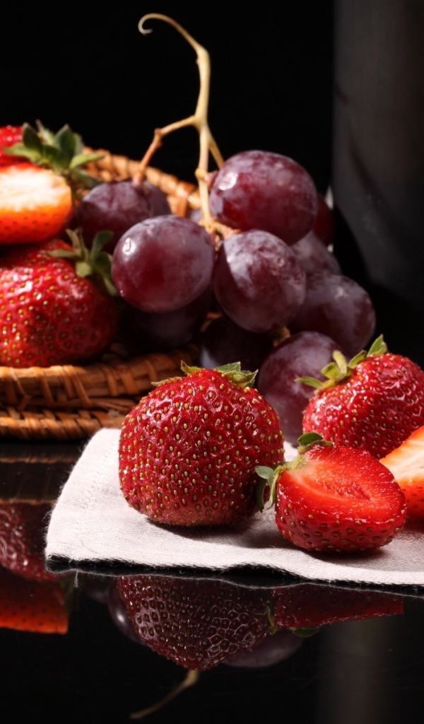 Клубника и виноград