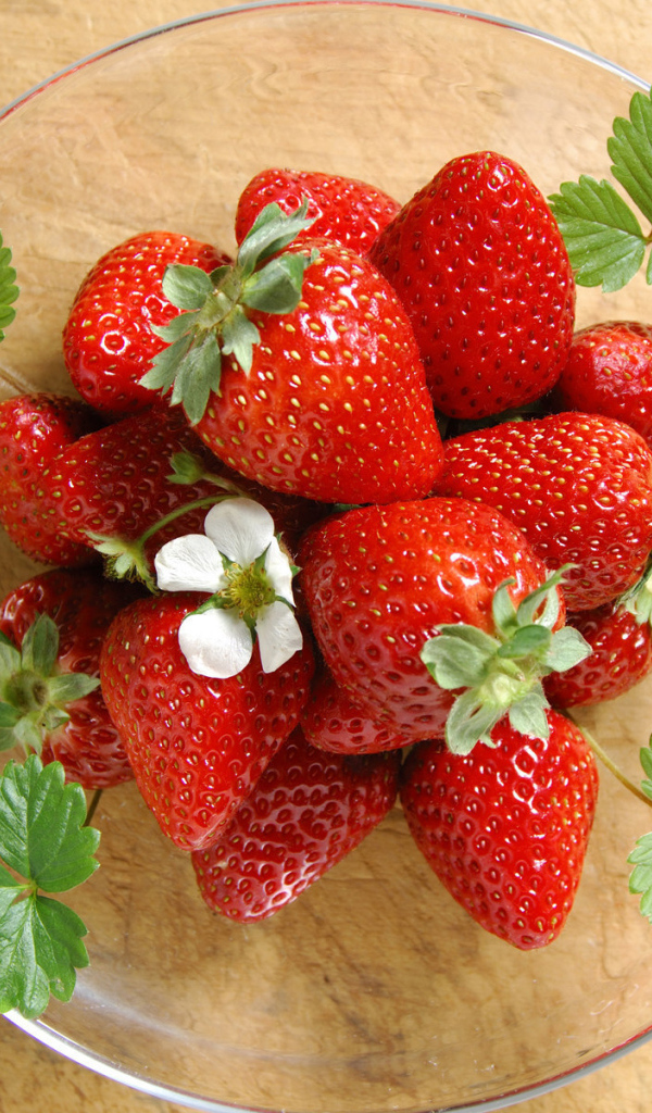 Клубничка на тарелке