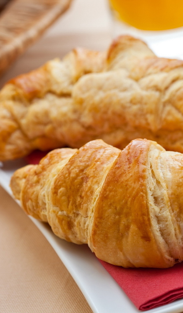 Свежие круассаны и джем