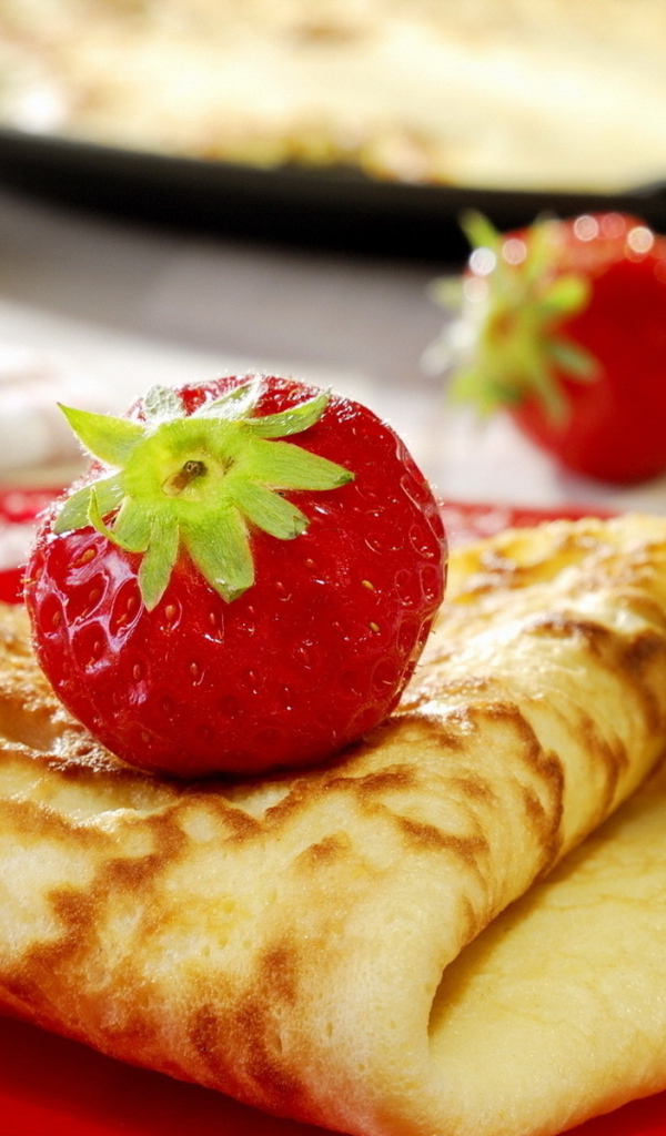 Блинчики и клубника