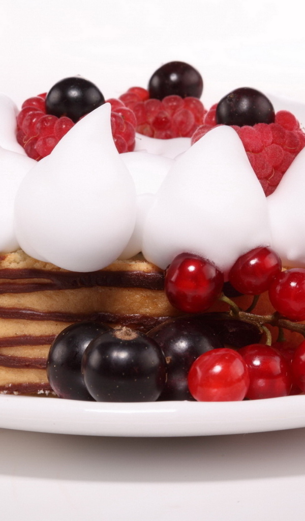 Пирожное с ягодами