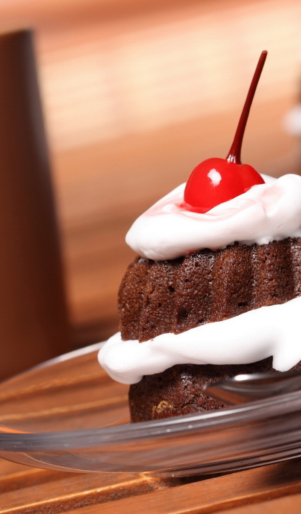 Пирожное с вишней