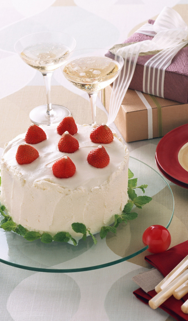 Торт с клубникой