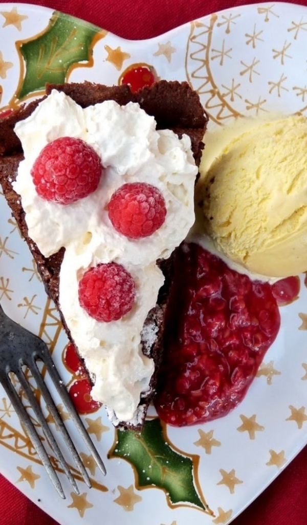 Мороженое с малиной