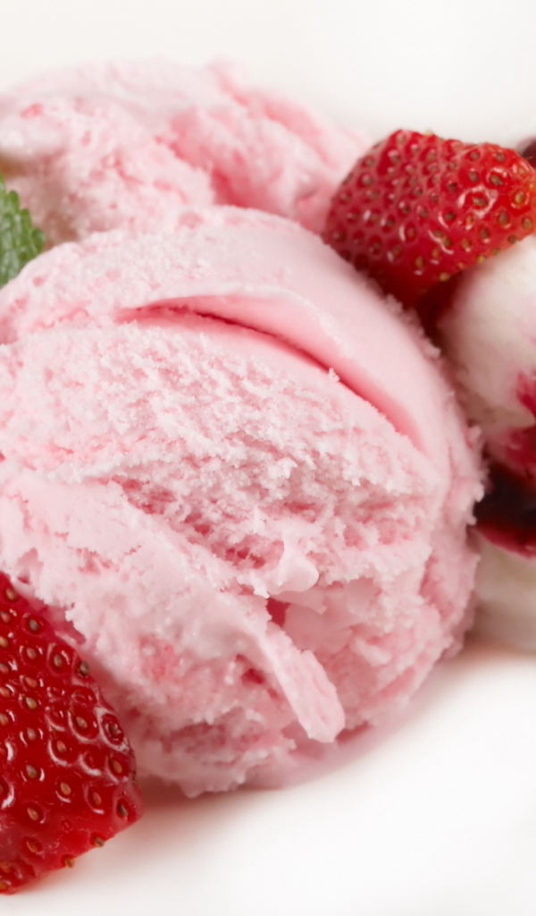 Мороженое с клубникой