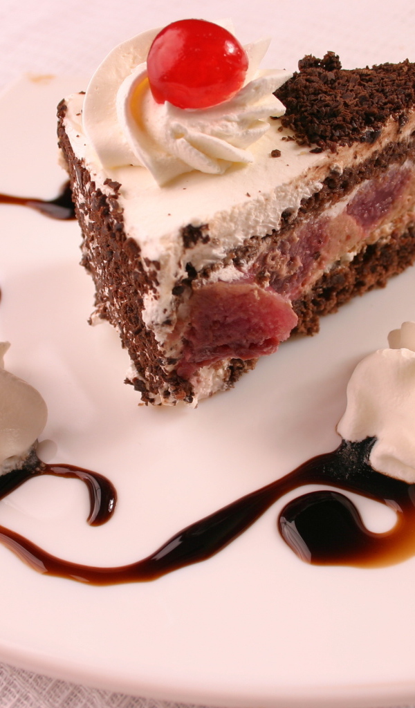 Кусок торта с вишенкой