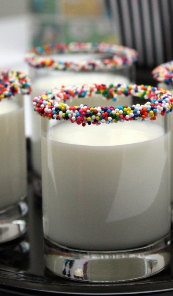 Молоко в стаканах