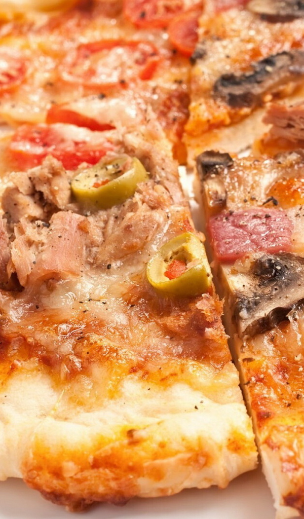 Нарезанная пицца