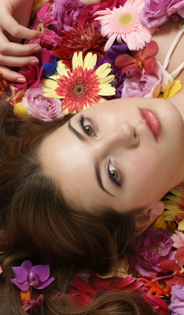 Девушка среди цветов