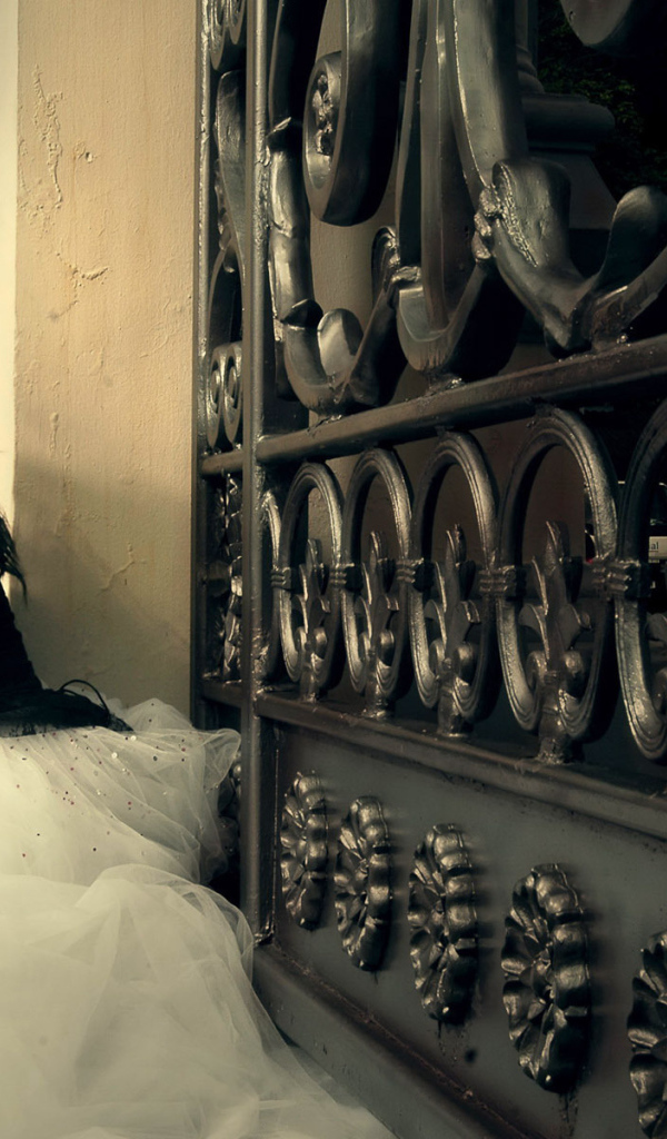 Девушка у ворот