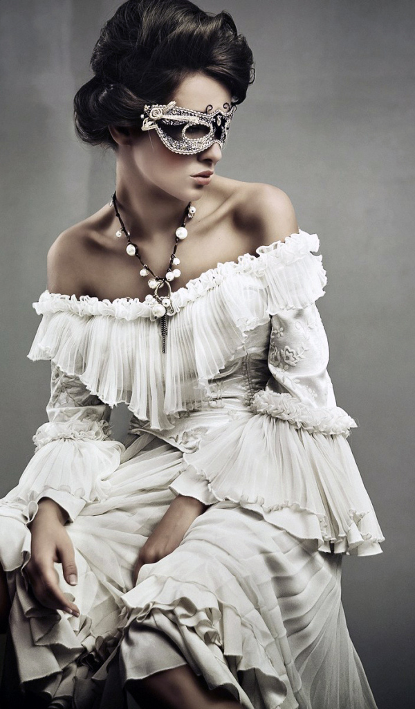 Девушка в маске