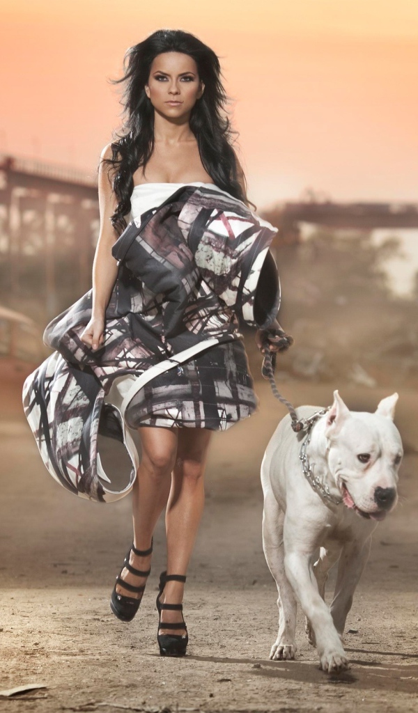 Девушка с собакой