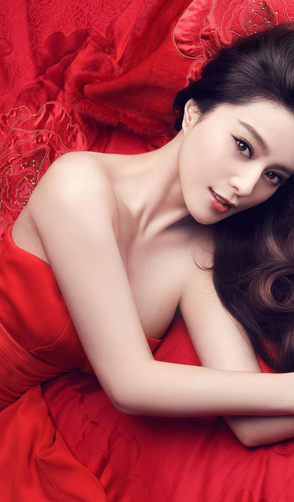 Брюнетка вся в красном