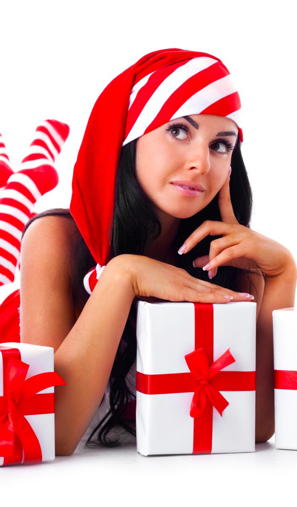 Девушка среди подарков