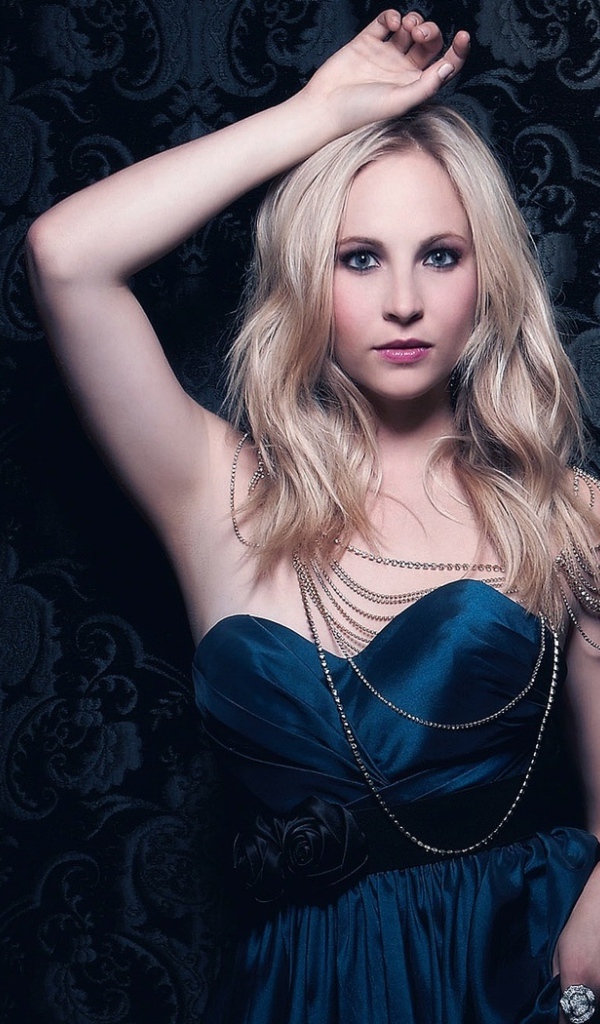 Candice Accola в платье