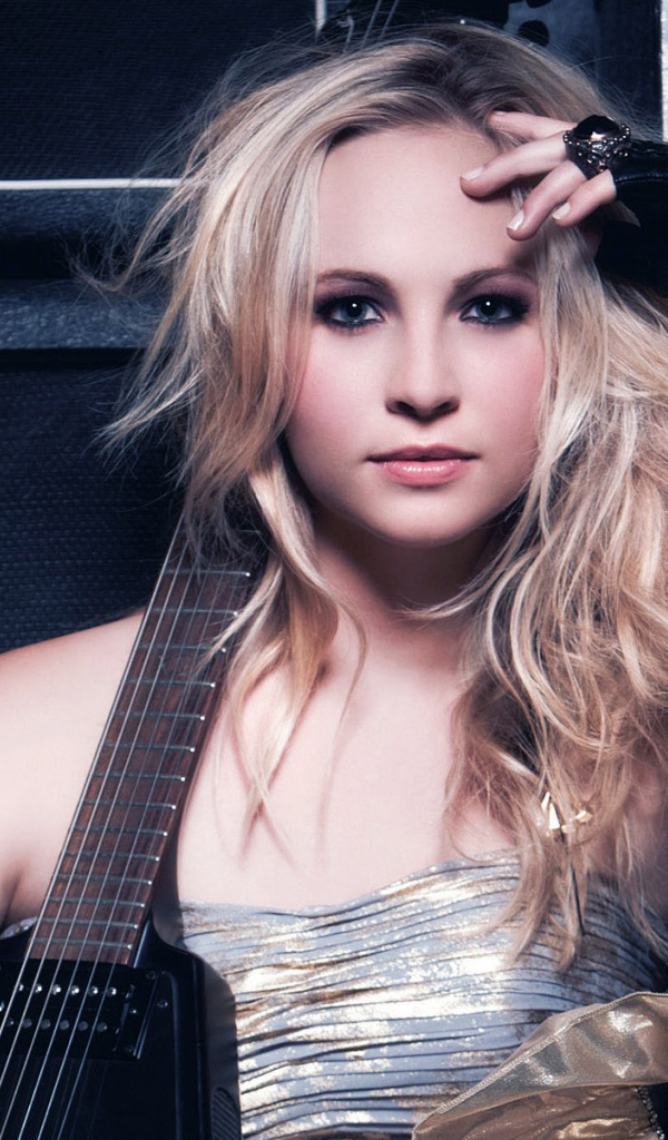 Candice Accola с электрогитарой