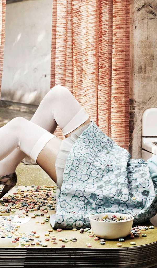 Мариса Миллер на столе (Marisa Miller)