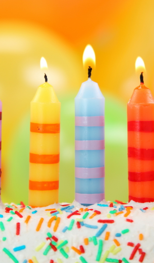 Праздничный торт со свечами