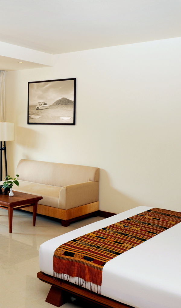 Светлая спальная комната