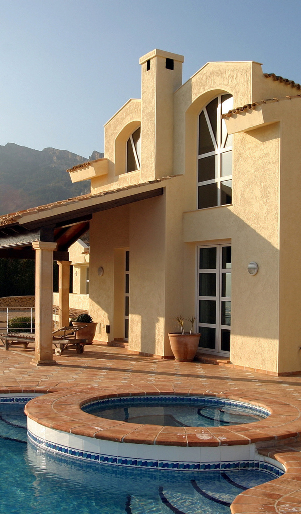 Бассейн около дома