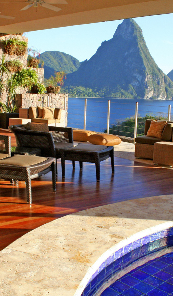 Терраса возле бассейна