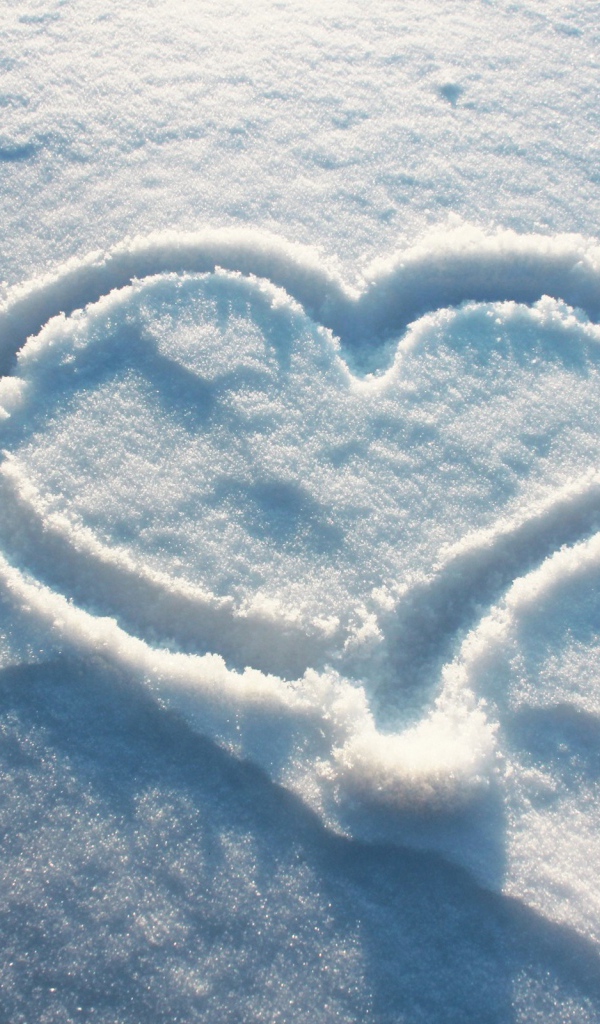 Сердечко на снегу